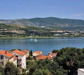 Fantastična lokacija, dvojna kuća sa 3 apartmana samo 250 metara do plažena - cover