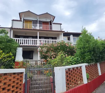 Kuća sa tri velika stana blizu mora - Novi Vinodolski