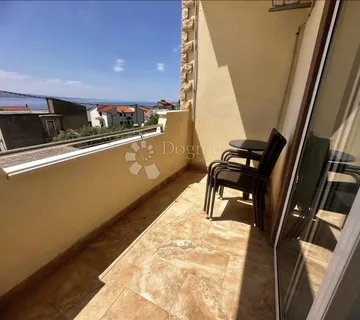 Apartmanska kuća sa zatvorenim bazenom, Nemira, Omiš