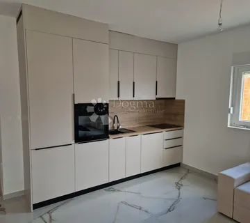 Dvoetažni apartman u novogradnji u Palitu. - cover