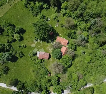 Zemljište u Tounju sa drvenim starinama