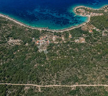 Više poljoprivrednih parcela na Visu – 200 m od mora