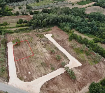Atraktivno građevinsko zemljište idealno za vilu s bazenom - Brtonigla