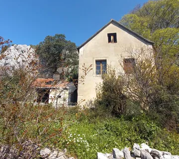 Zemljište sa starom kućom-za renoviranje - Živogošće, Podgora