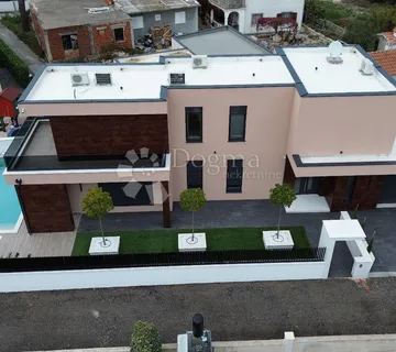 LUKSUZNA VILA S BAZENOM – VODICE - cover