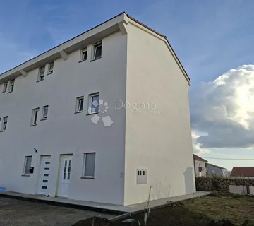 Troetažni stan s terasom i pogledom na more - Maslenica, Jasenice