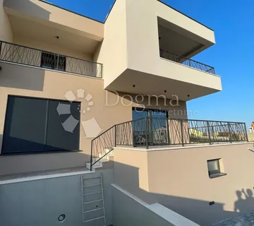 Vodice Duplex Kuća Na Atraktivnoj Lokaciji Sa Prekrasnim Pogledom