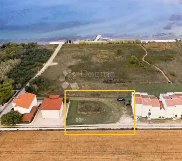 Atraktivno građevinsko zemljište 633m² svega 130m od mora! - Privlaka