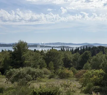 Top lokacija! Građevinsko zemljište s pogledom na more – Vodice (P-2)