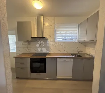 MATULJI – STAN U OBITELJSKOJ KUĆI 85 m² - cover