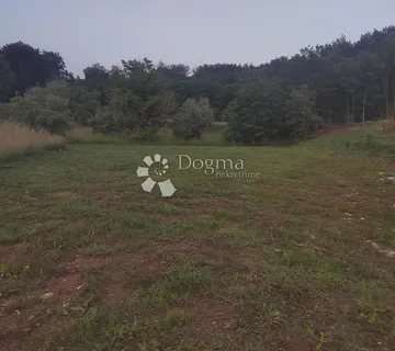 Prostrano građevinsko zemljište u Pićnu! - Pićan