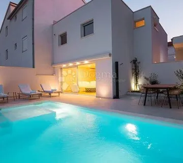 Šibenik/Zablaće- Jedinstveni kompleks uz more: Apartmanske kuće s teniskim terenom i bazenima