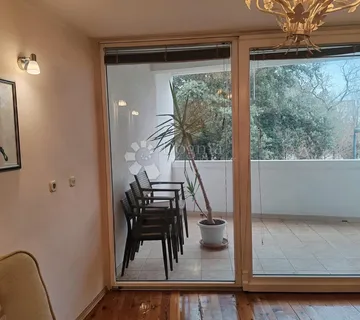 VODICE - kuća u centru blizu mora - dva stana - poslovni prostor
