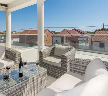 PRODAJE SE KAT KUĆE S DVA MODERNO NAMJEŠTENA APARTMANA CENTAR VIRA - cover