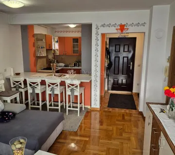 Velika Gorica centar, dvoetažni stan potpuno namješten!