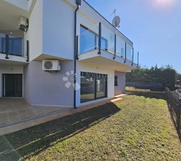 Stan 400m od mora s okućnicom i garažom - Savudrija, Umag