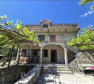 Dražice – samostojeća kuća s okućnicom - Dražice, Jelenje
