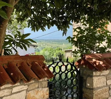 Kuća, s restoranom u prizemlju, u centru Buja - Buje