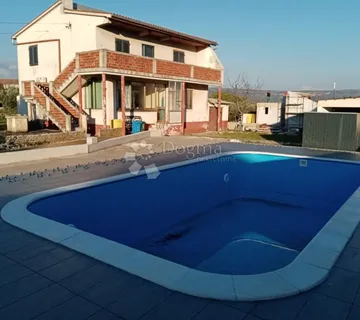 Kuća s bazenom i velikom građevinskom parcelom - Rakalj, Marčana