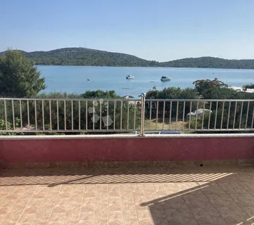 Prilika - Apartmanska Kuća U Pirovcu, 1. Red Do Mora - Pirovac