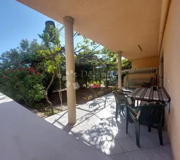 Kuća sa 5 apartmana - cover