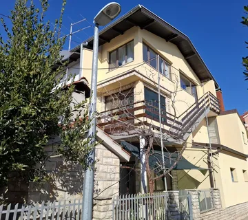 Kuća u Vodicama poviše hotela Imperijal - Vodice