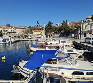 Zgrada sa sedam apartmana, prvi red do mora - Kraljevica