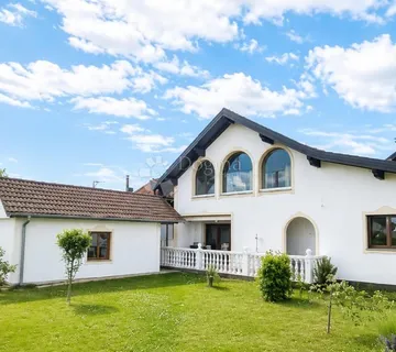 UREĐENA KATNICA 257 m2 SA VELIKOM OKUĆNICOM, ŽITNJAK- STRUGE - Zagreb