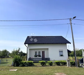 Križ, Obnovljena kuća BEZ ULAGANJA, 2 spavaće sobe, 1.199 m² okućnice