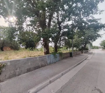 VRSI - GRAĐEVINSKO ZEMLJIŠTE U CENTRU 719 m2