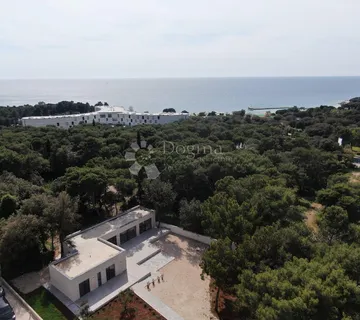 ISTRA ,ROVINJ -MODERNA VILA SA PROSTRANOM OKUĆNICOM ! - cover