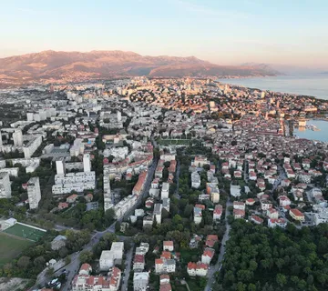 Stan u centru grada s parkingom – potrebna adaptacija - Split