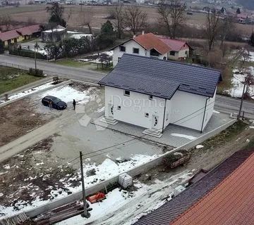 U popunosti renoviran stan sa okućnicom u Zlataru površine 96m²