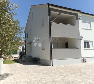 KUĆA U VODICAMA S DVA ODVOJENA STANA 256 m2 - cover
