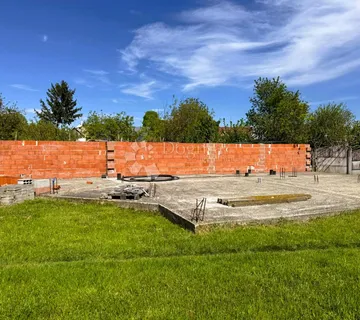 Prelog - građevinsko zemljište 382 m² s projektom i započetim temeljima