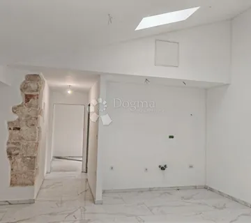 Novouređena Kuća Sa Četiri Stambene Jedinice! - Vodnjan