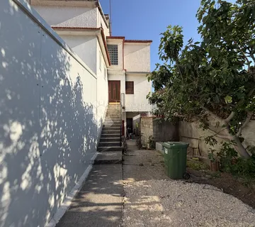 Benkovac – Centar | Stan U Kući Blizu Šetališta – Odlična Prilika!
