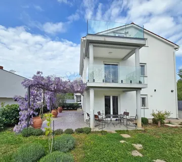 Kuća u nizu (krajnja) okrenuta prema zelenilu, 4 sobe, vrt, 10min od grada - Žbandaj, Poreč