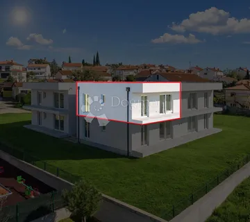 Luksuzan stan na 1. katu s pogledom na more i krovnom terasom - Umag