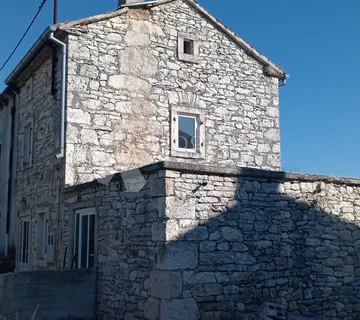 Kuća za adaptaciju - cover