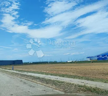 Poslovno stambena kuća u centru Križa s zemljištem 1200m2
