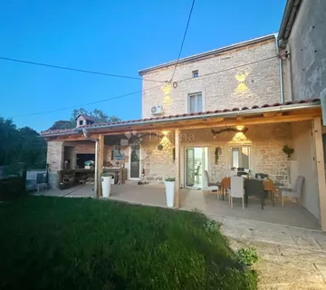 Predivna kamena kuća sa bazenom i okućnicom - Barban