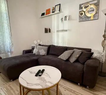 Uredan dvosoban stan 55,03 m² u mirnoj zgradi s tri stana - Pula