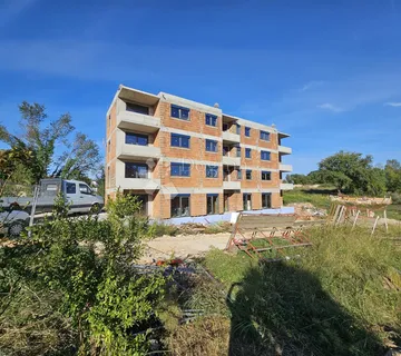 Dvosoban stan 10min od Poreča s okućnicom 80m2