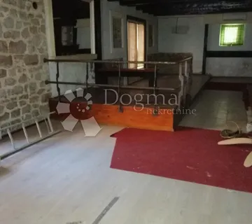 VODICE - poslovno-stambeni prostor u centru blizu mora