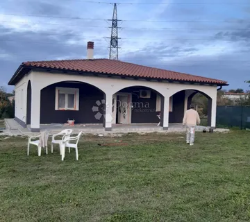 Sunčana prizemnica s velikom okućnicom nedaleko Pule - Pula