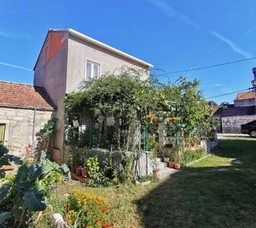 OBITELJSKA STAMBENA KUĆA USELJIVA ODMAH - prilika, HITNO - cover