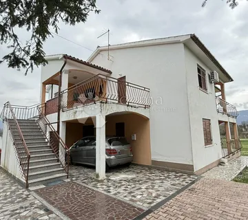 Kuća s dva stana i građevinskom okućnicom 2.500 m2 u okolici Labina