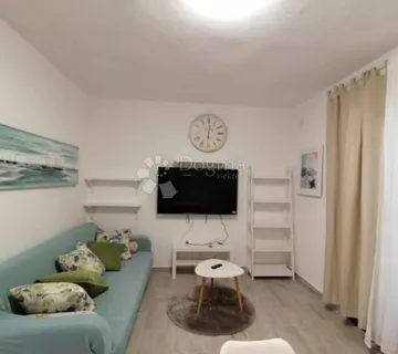 PRIMOŠTEN - lijepo namješten stan s pogledom na more