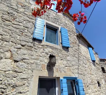 AUTENTIČNA KAMENA KUĆA S TERASOM I OTVORENIM POGLEDOM NA MORE - cover